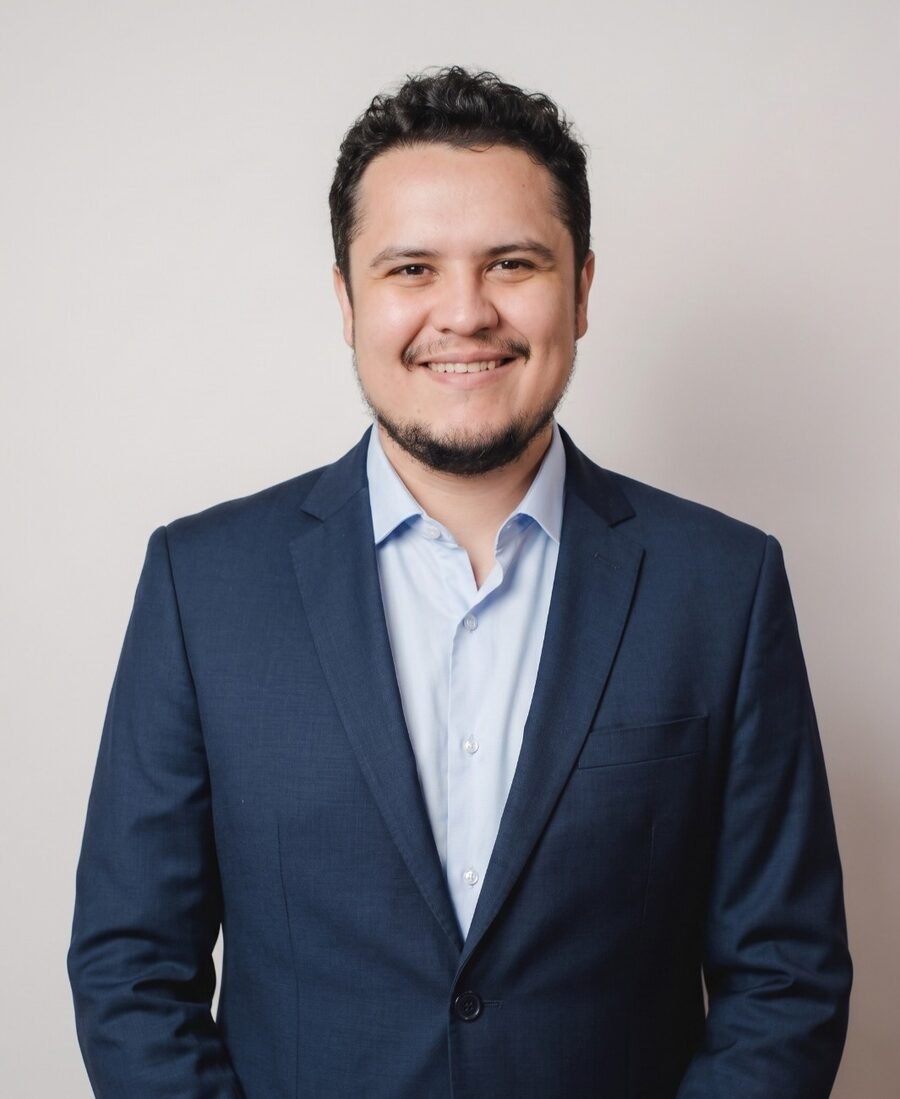 Dr. Antônio Eugênio Pedruzzi, médico, sorrindo de braços cruzados